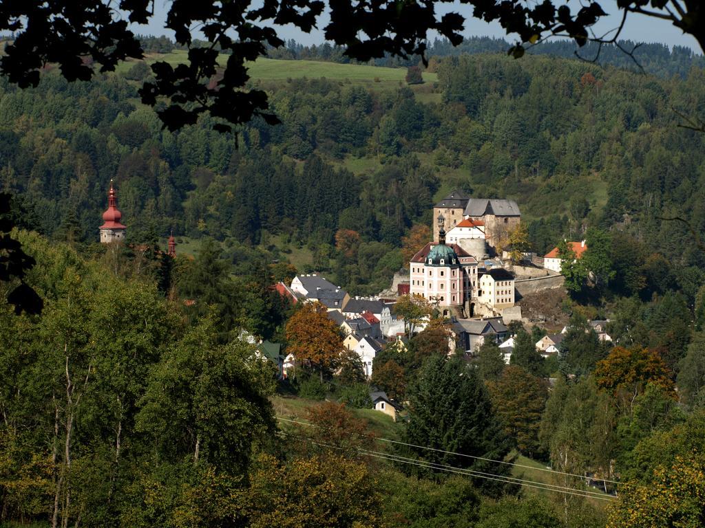 Penzion - Restaurant U Zamku Becov nad Teplou Bagian luar foto