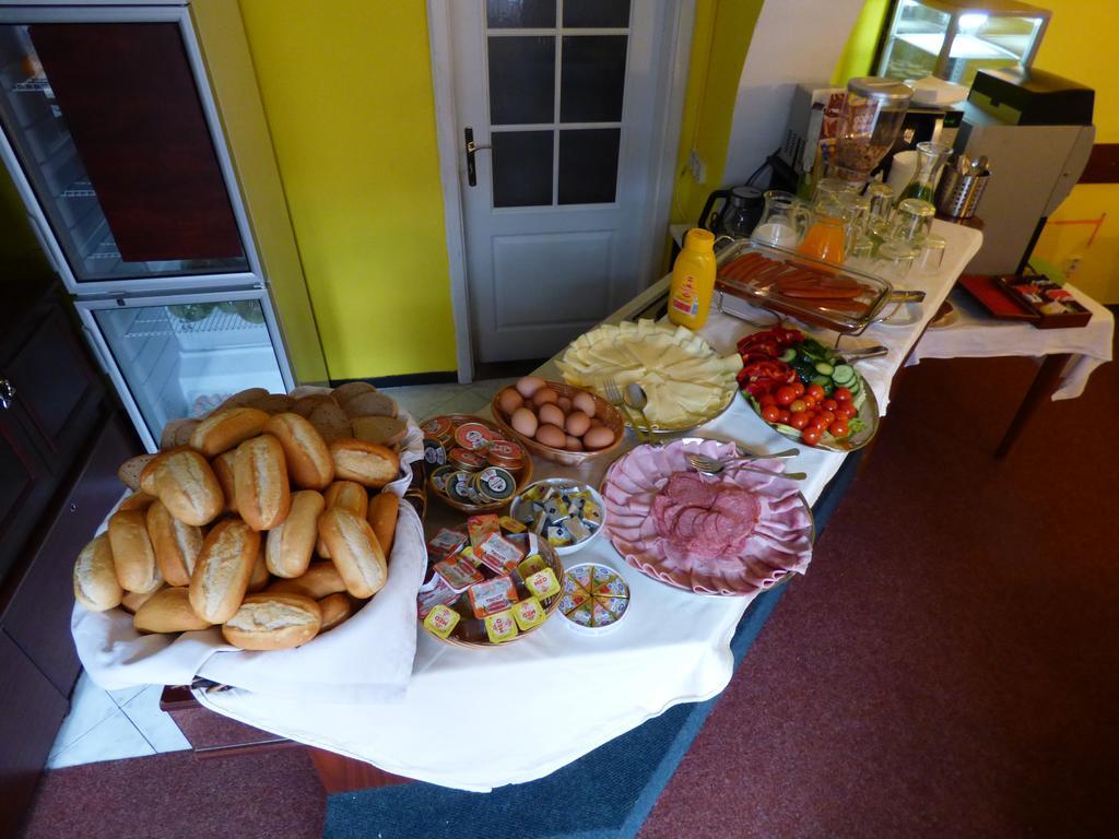 Penzion - Restaurant U Zamku Becov nad Teplou Bagian luar foto
