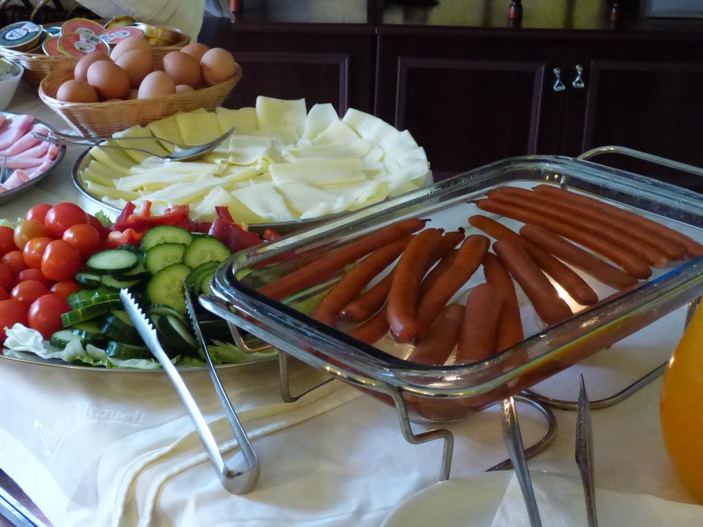 Penzion - Restaurant U Zamku Becov nad Teplou Bagian luar foto