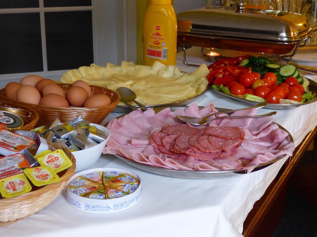 Penzion - Restaurant U Zamku Becov nad Teplou Bagian luar foto