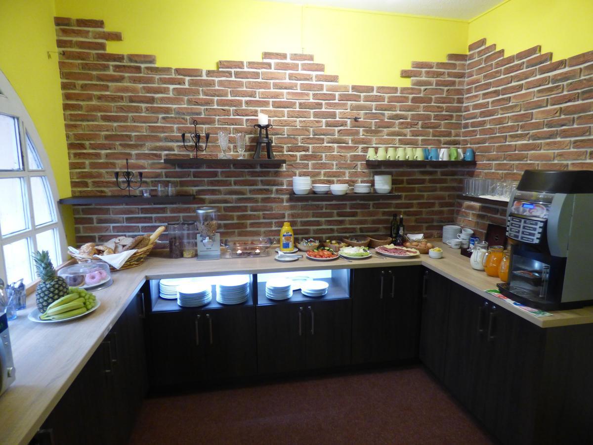 Penzion - Restaurant U Zamku Becov nad Teplou Bagian luar foto