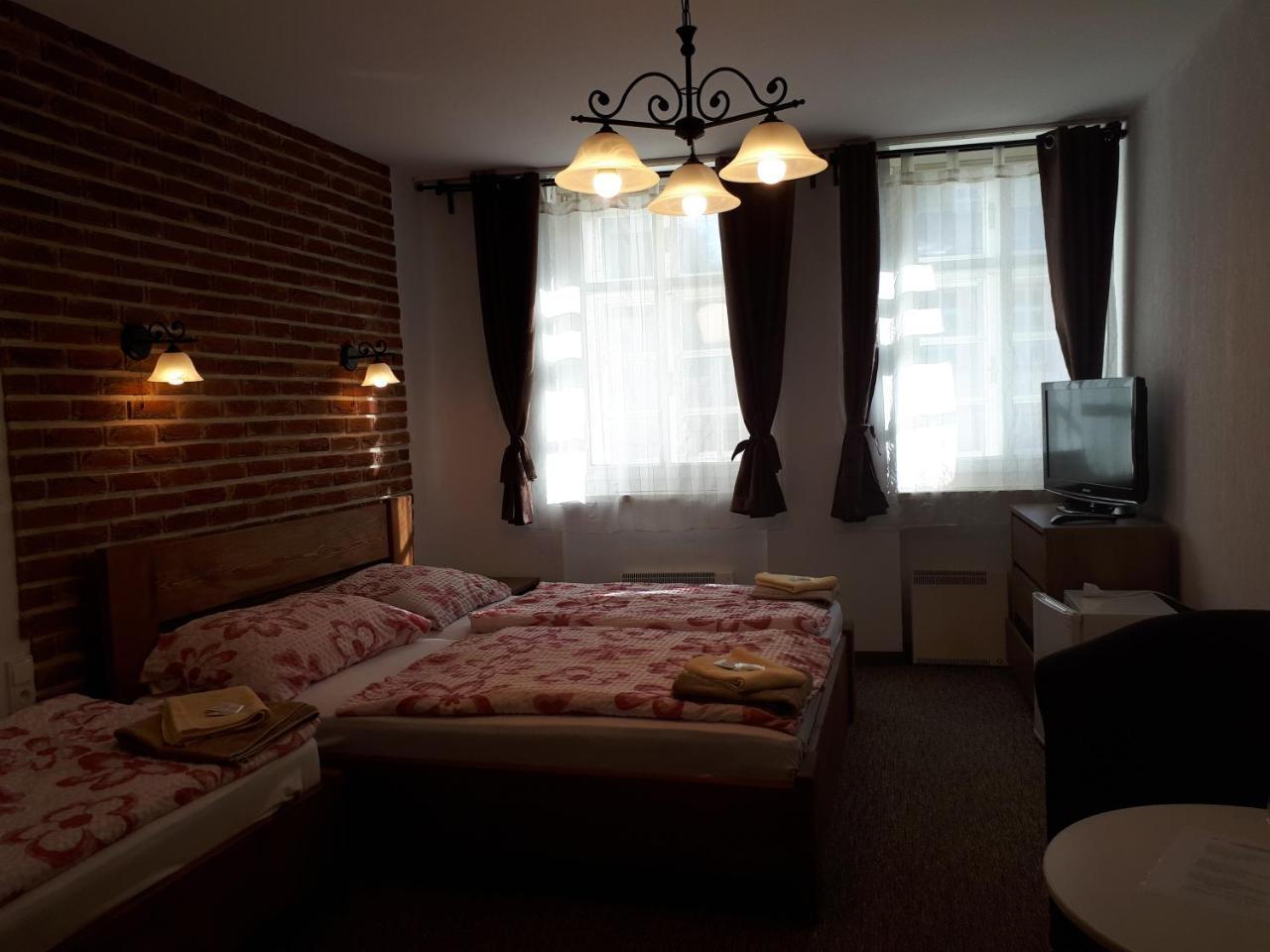 Penzion - Restaurant U Zamku Becov nad Teplou Bagian luar foto