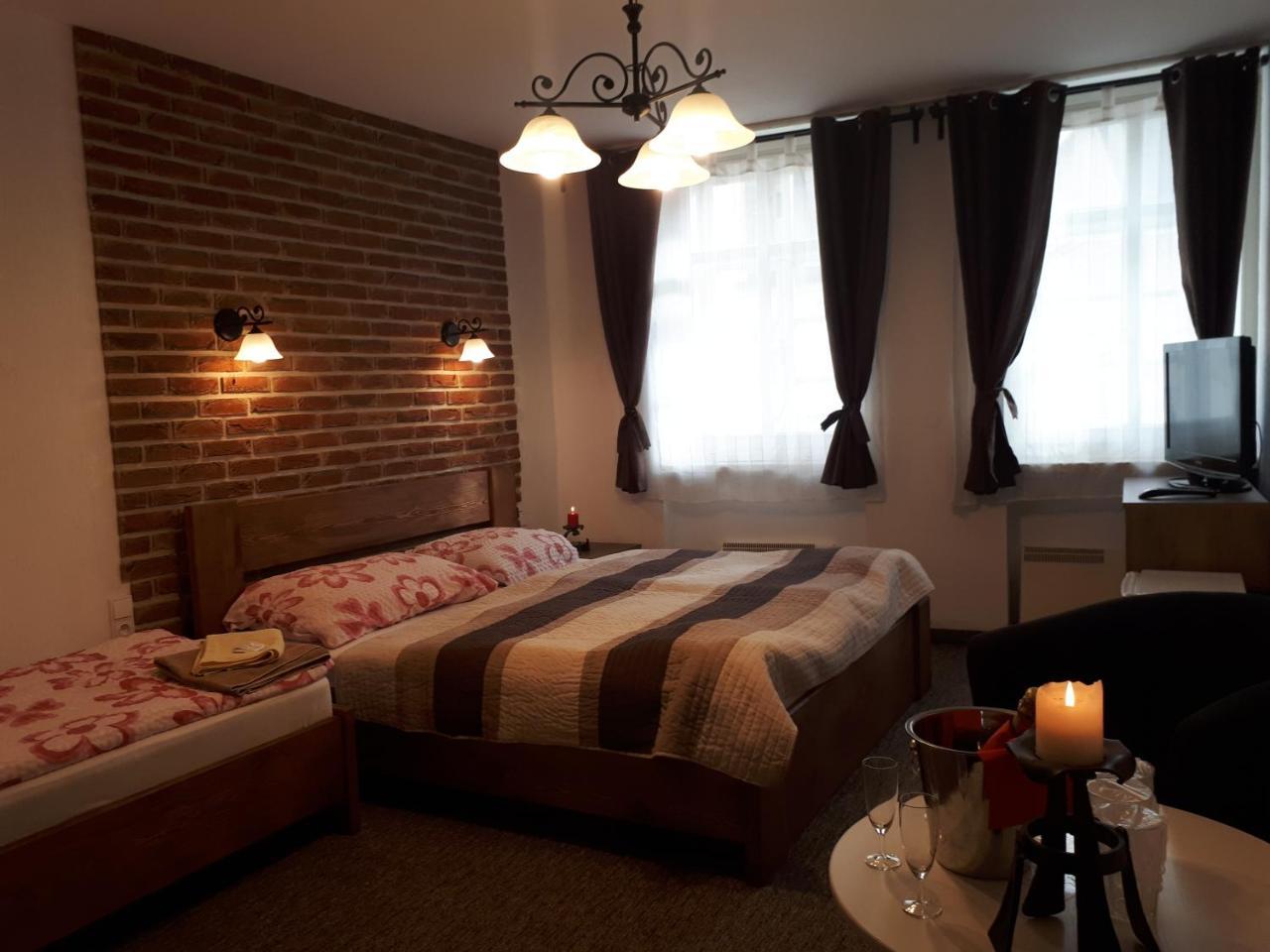 Penzion - Restaurant U Zamku Becov nad Teplou Bagian luar foto