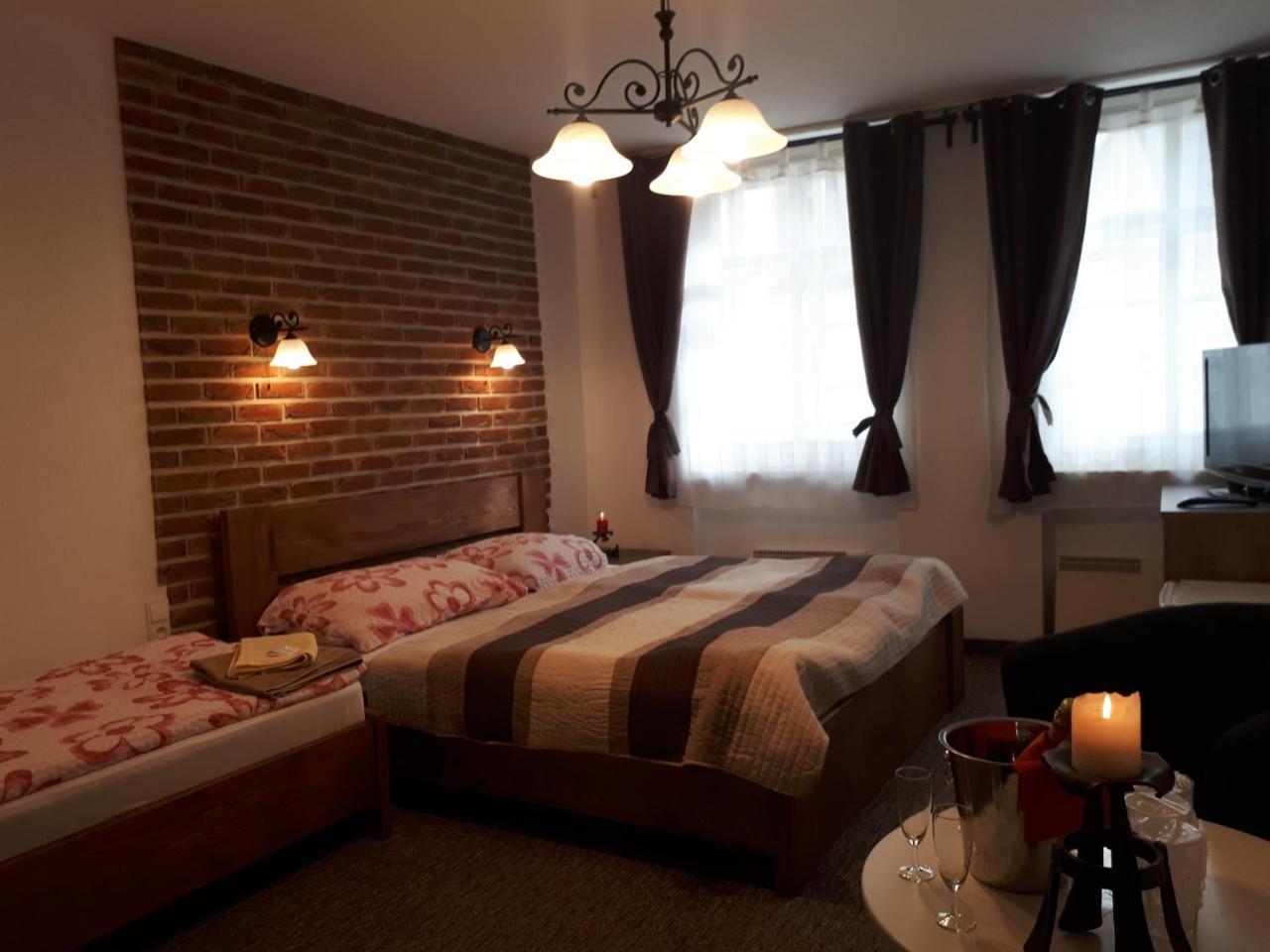 Penzion - Restaurant U Zamku Becov nad Teplou Bagian luar foto