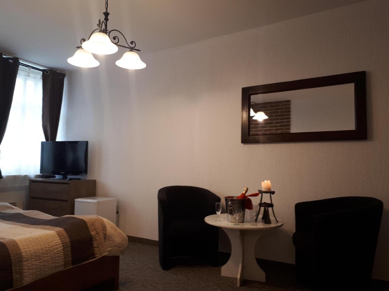 Penzion - Restaurant U Zamku Becov nad Teplou Bagian luar foto