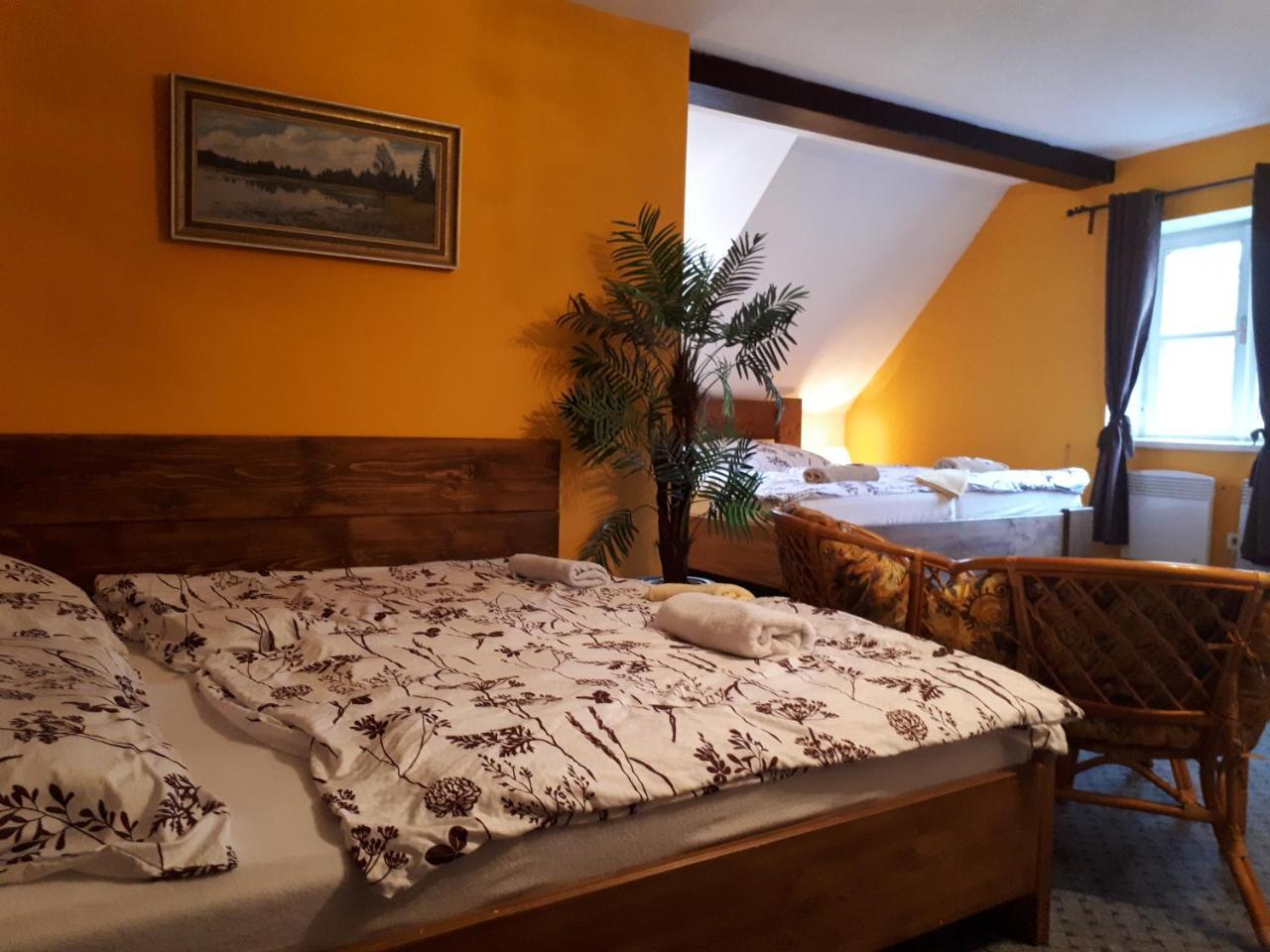 Penzion - Restaurant U Zamku Becov nad Teplou Bagian luar foto