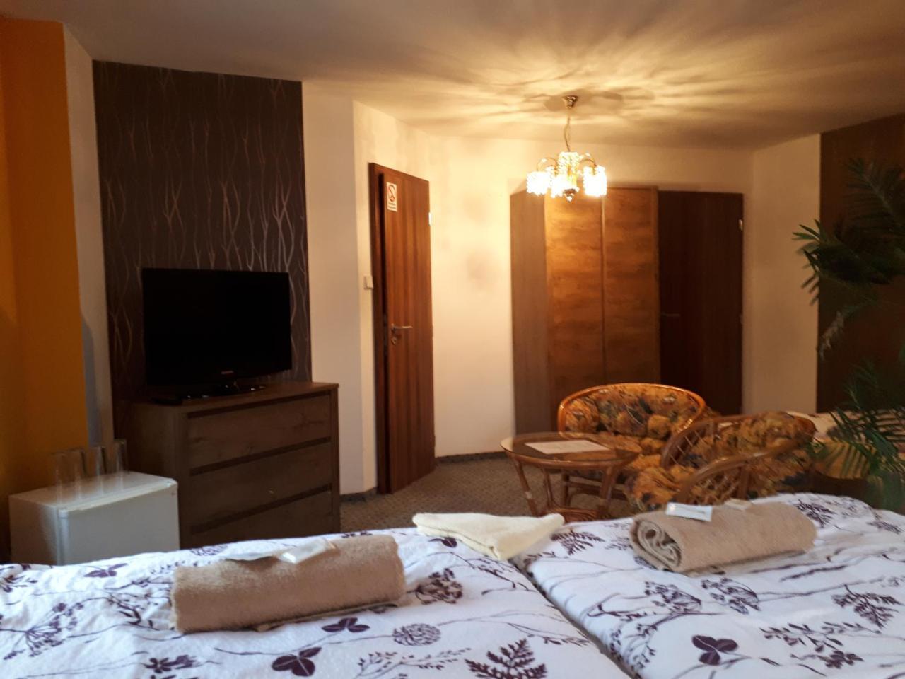 Penzion - Restaurant U Zamku Becov nad Teplou Bagian luar foto
