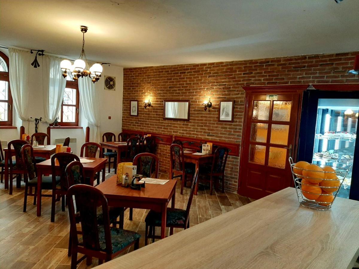 Penzion - Restaurant U Zamku Becov nad Teplou Bagian luar foto