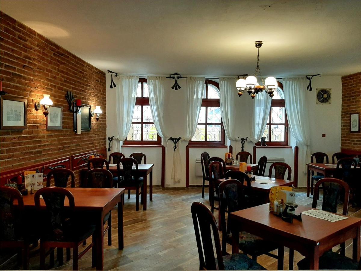 Penzion - Restaurant U Zamku Becov nad Teplou Bagian luar foto