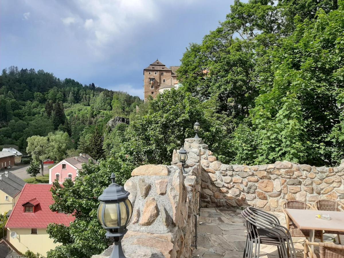 Penzion - Restaurant U Zamku Becov nad Teplou Bagian luar foto