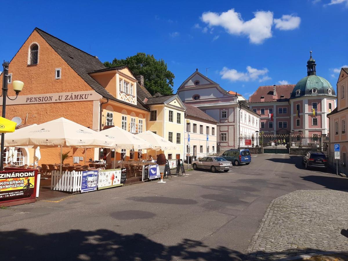 Penzion - Restaurant U Zamku Becov nad Teplou Bagian luar foto