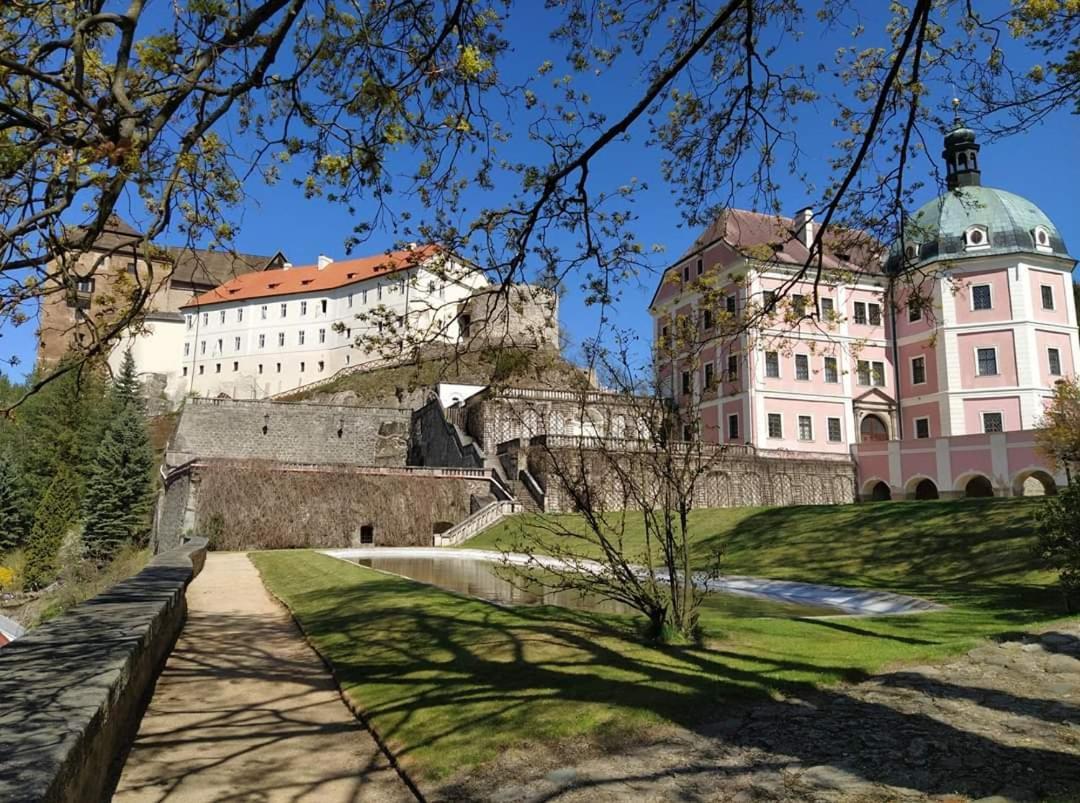 Penzion - Restaurant U Zamku Becov nad Teplou Bagian luar foto