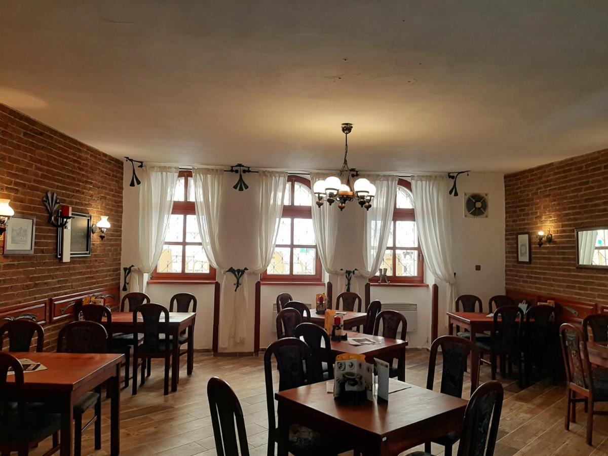 Penzion - Restaurant U Zamku Becov nad Teplou Bagian luar foto